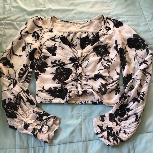 Free People creamy white long sleeve crop with buttons and black floral pattern - Picture 1 of 6